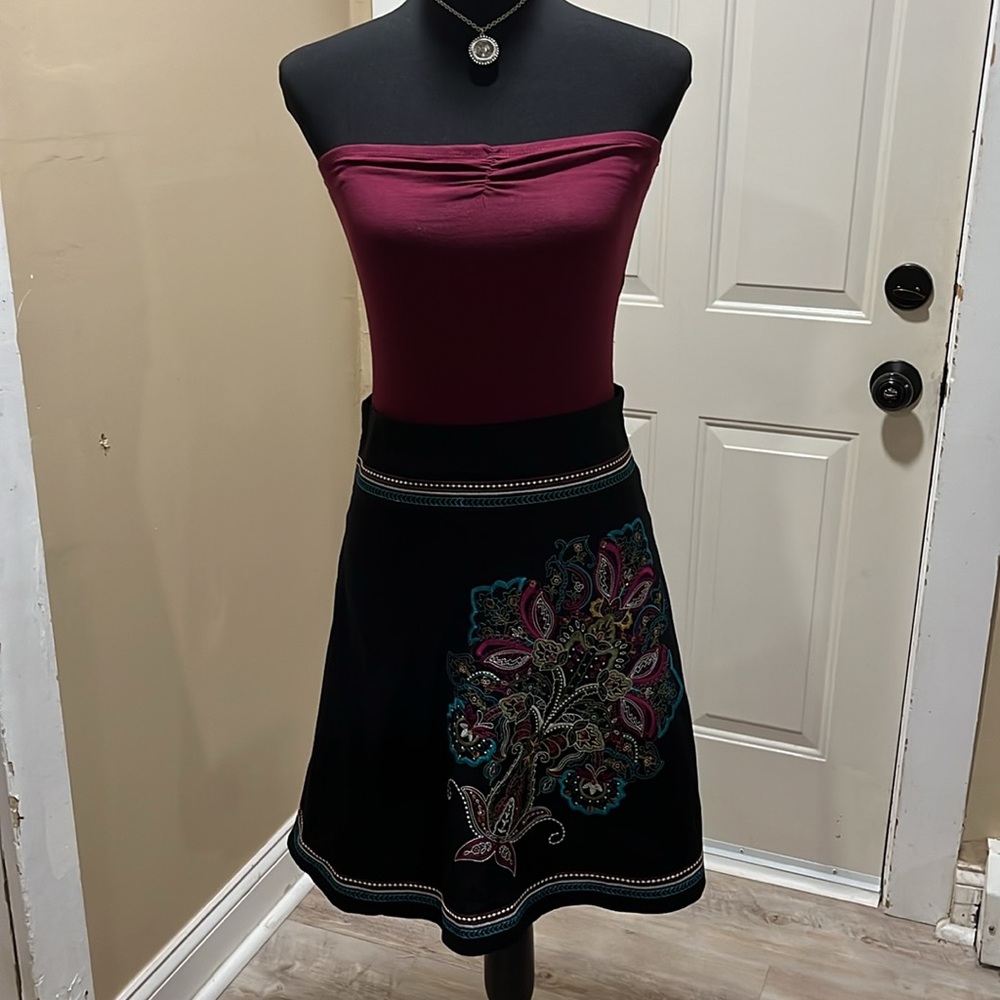 Beautiful embroidered skirt - Picture 3 of 3